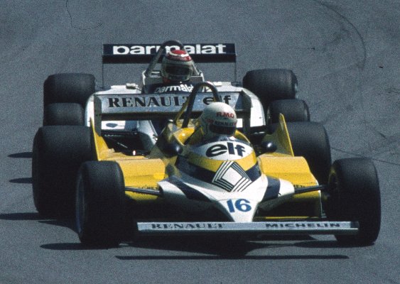 Rene Arnoux (16, Renault elf RE20), Nelson Piquet (5, Brabham BT49) 