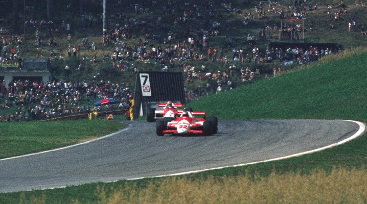 Mario Andretti (22, Alfa Romeo 179C), John Watson (Mc Laren)  