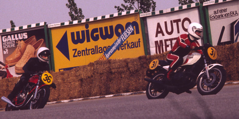 Gerhard Kravagna (31, Yamaha RD 350 LC), Robert Gut (36, Benelli 304 Sport)
