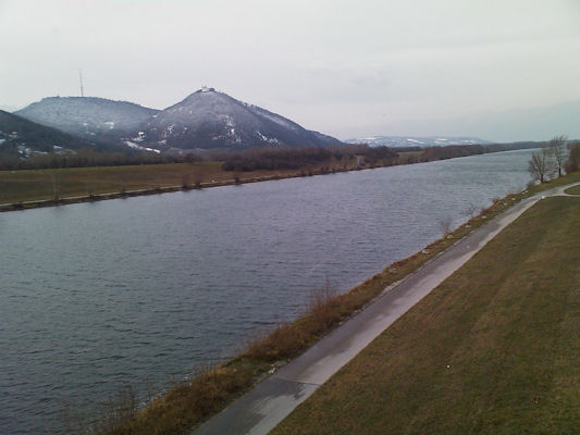 Foto vom 2. Jänner 2010 - Neue Donau, Leopoldsberg und Kahlenberg