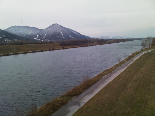 Foto vom 2. Jnner 2010 - Neue Donau, Leopoldsberg und Kahlenberg