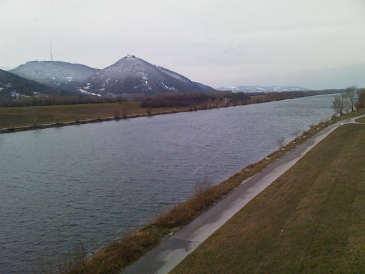 Foto vom 2. Jnner 2010 - Neue Donau, Leopoldsberg und Kahlenberg