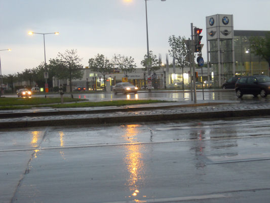 Foto vom 10. Mai 2010 - Ecke Wagramer Straße und Rautenweg bei Regen