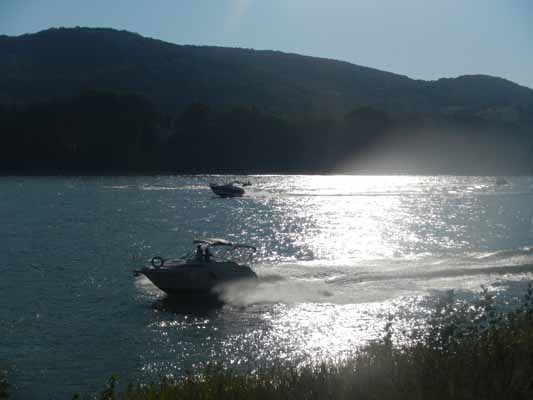 Foto vom 30.August 2015 - Motorboote auf der Donau