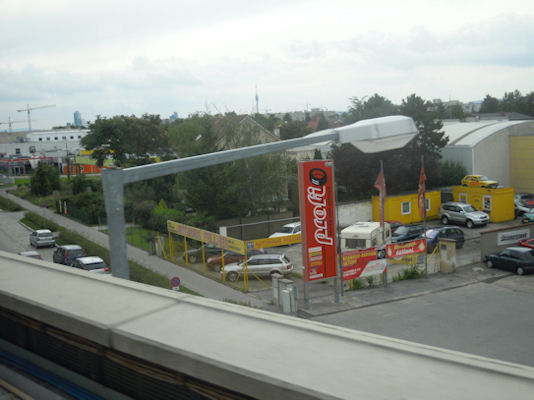 Foto vom 10. September 2010 - Blick aus der U1 auf die Wagramer Straße