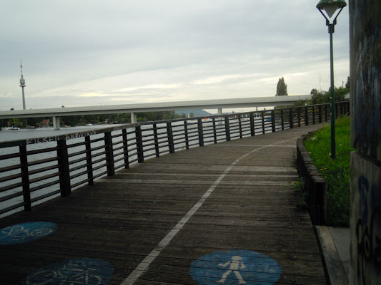 Foto vom 17. September 2010 - Unter der Kagraner Brücke