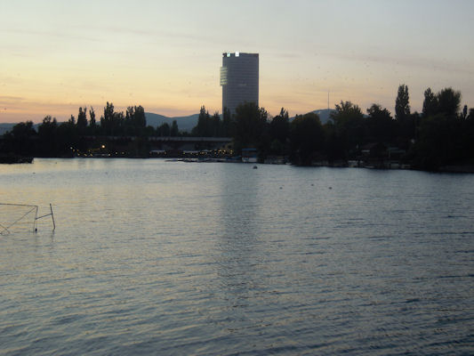 Foto vom 8. Oktober 2010 - Alte Donau und Floridotower