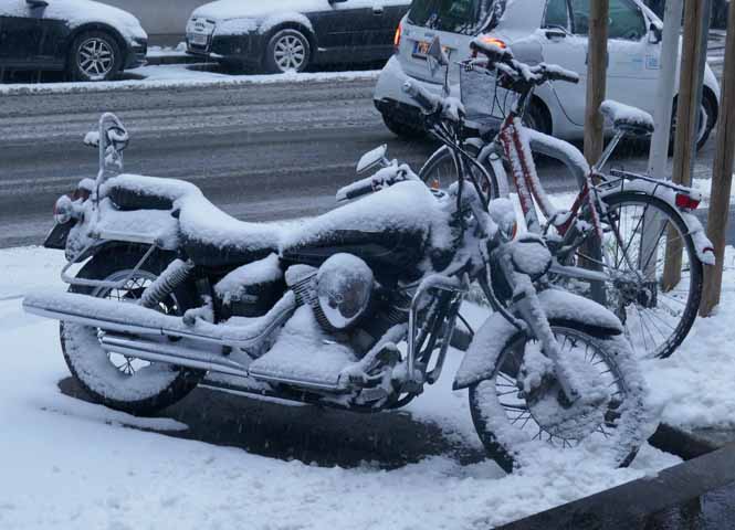 Motorrad unter Schnee