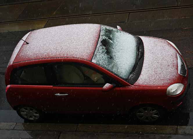 Schnee am Autodach