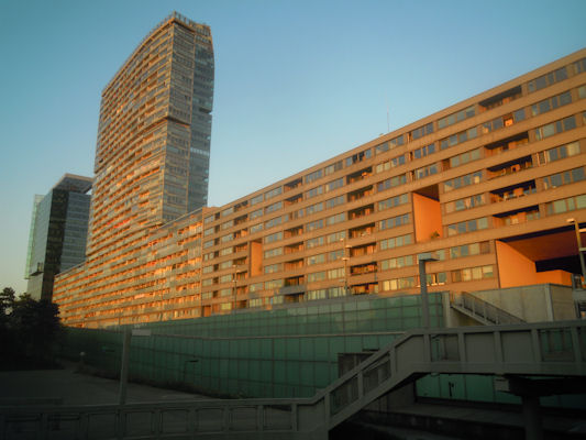 Foto vom 9. Mai 2011 - Wohnhaus am Rande des Donauparks