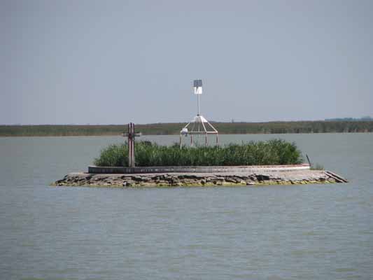Foto vom 21. August 2011 - Grenzstein im Neusiedler See